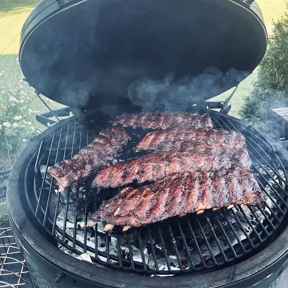 Jag röker ribs low and slow på Big Green Egg